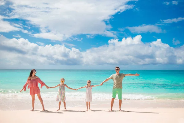 年轻的家庭度假，在海滩上。家庭旅游概念 — 图库照片