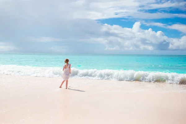 Adorable niña activa en la playa durante las vacaciones de verano —  Fotos de Stock