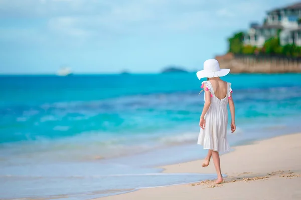 Piękna mała dziewczynka w sukience na plaży, zabawy. — Zdjęcie stockowe