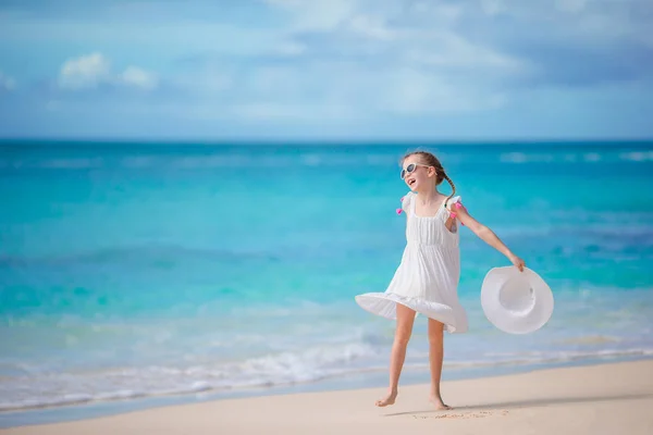 Hermosa niña en vestido en la playa divirtiéndose . —  Fotos de Stock