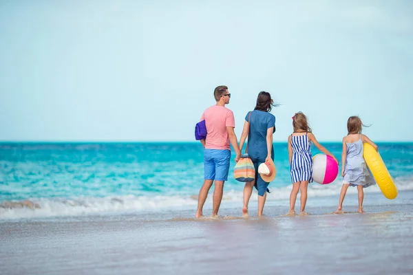 Szczęśliwą rodzinę pięknej plaży biały — Zdjęcie stockowe