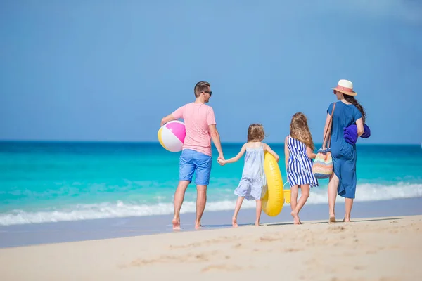 Mooie en gelukkige familie op witte strand — Stockfoto