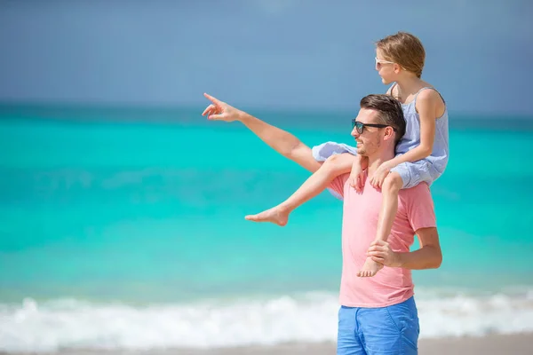 Familie aus Vater und sportlichem kleinen Mädchen amüsiert sich am Strand — Stockfoto