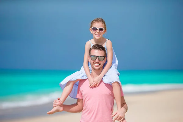 Little girl and happy dad having fun during beach vacation — Stock Photo, Image