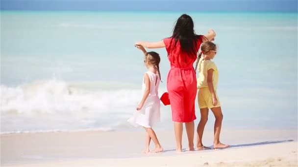 Hermosa madre y sus adorables hijas en la playa — Vídeos de Stock