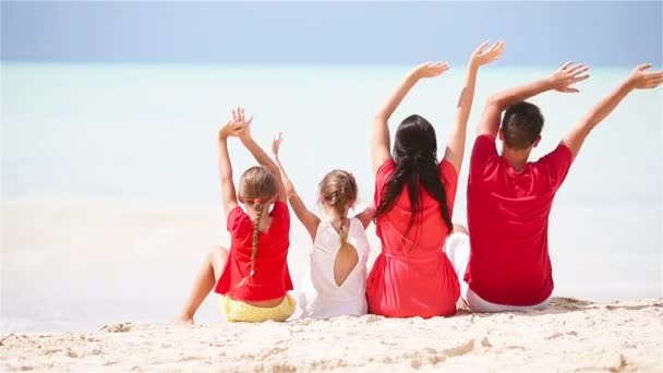 Щаслива красива сім'я на пляжі — стокове відео