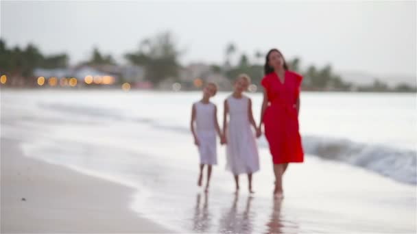 Család anya és a gyerekek séta a naplemente — Stock videók