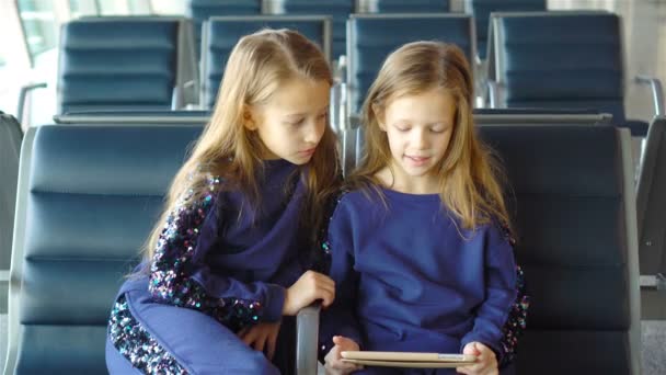 Маленькие очаровательные девочки в аэропорту рядом с большим окном — стоковое видео