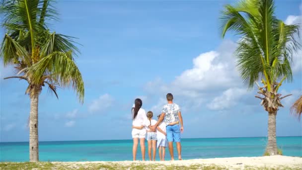 Rodzice z dwójką dzieci cieszą się wakacjami karaibskimi na wyspie Antigua — Wideo stockowe