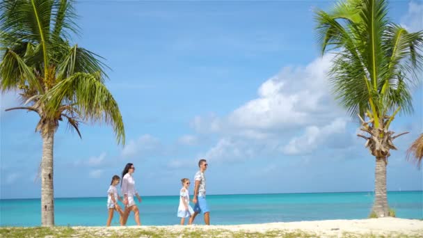 I genitori con due bambini si godono la loro vacanza caraibica sull'isola di Antigua — Video Stock