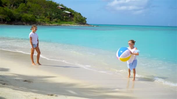 Kleine schattige meisjes spelen met de bal op het strand — Stockvideo