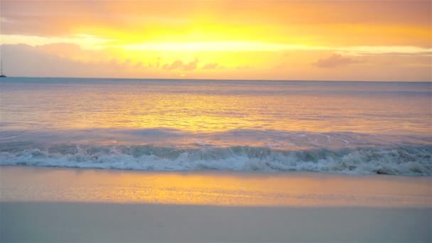 Beau coucher de soleil sur une plage exotique des Caraïbes 