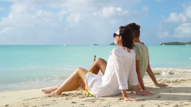 Unga par på vit strand under sommarlovet. — Stockvideo