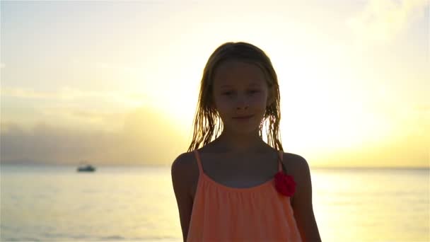 Щаслива маленька дівчинка насолоджується відпусткою на пляжі — стокове відео