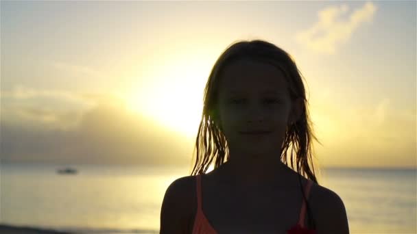 Glückliches kleines Mädchen genießt Urlaub am Strand — Stockvideo