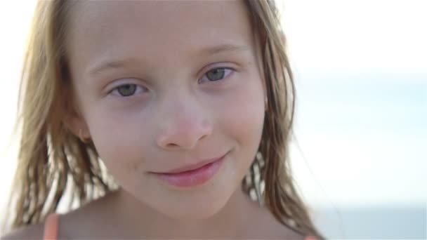 Gelukkig klein meisje vakantie genieten op het strand — Stockvideo