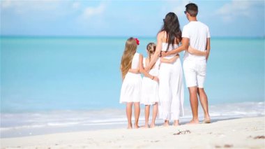 Mutlu güzel aile beyaz plaj üzerinde