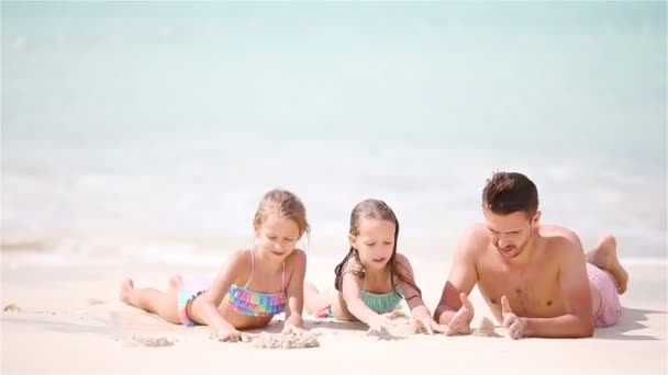 Vader en kinderen genieten van het tropische strand-zomervakantie — Stockvideo