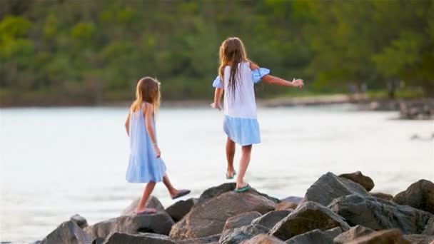 Adorables niñas tienen un montón de diversión en la playa. Dos hermosos niños son felices. — Vídeos de Stock