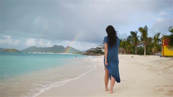 Joven mujer hermosa en la orilla del mar tropical. Chica feliz relajarse en la playa tropical de arena blanca — Vídeo de stock