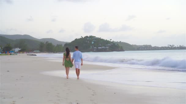 Junges Paar am weißen Strand während der Sommerferien. glückliche Familie genießt ihre Flitterwochen — Stockvideo