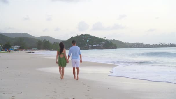 Jong (echt) paar op witte strand tijdens de zomervakantie. Gelukkige familie genieten van hun huwelijksreis — Stockvideo