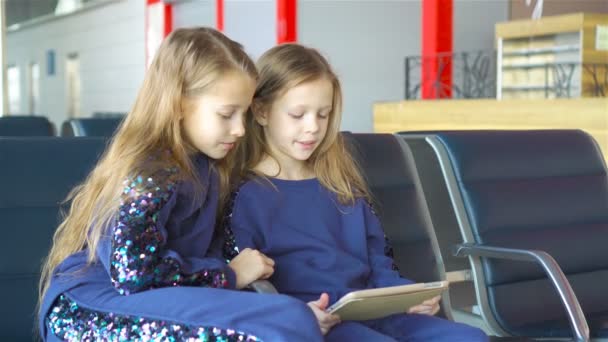 Niños Pequeños Juntos Aeropuerto Esperando Embarque Sentarse Sala Espera Con — Vídeo de stock