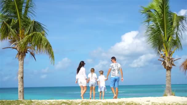 Rodiče se dvěma dětmi si užívají karibskou dovolenou na ostrově Antigua — Stock video