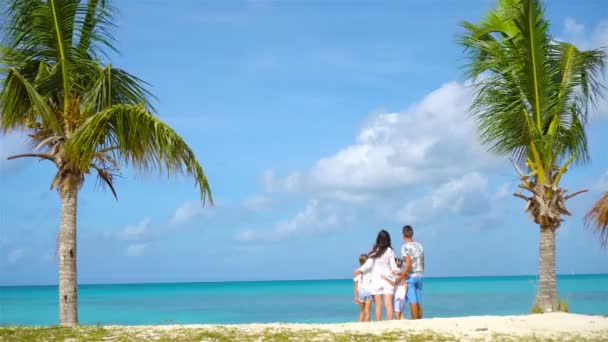 Pais com dois filhos aproveitam suas férias caribenhas na ilha de Antígua — Vídeo de Stock