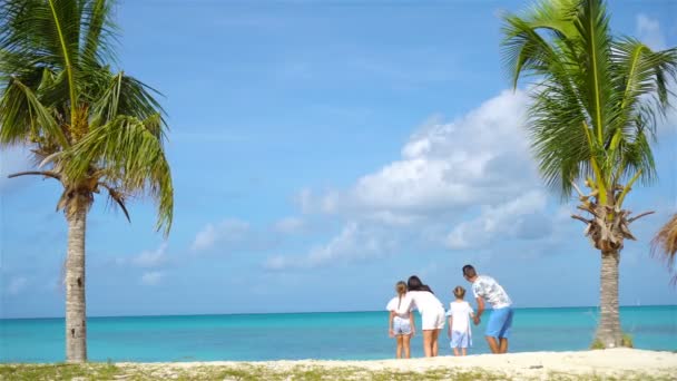 I genitori con due bambini si godono la loro vacanza caraibica sull'isola di Antigua — Video Stock