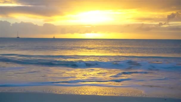 Csodálatos gyönyörű naplemente egy egzotikus karibi strandon — Stock videók