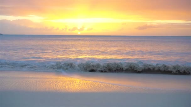 Pôr do sol bonito surpreendente em uma praia caribenha exótica — Vídeo de Stock