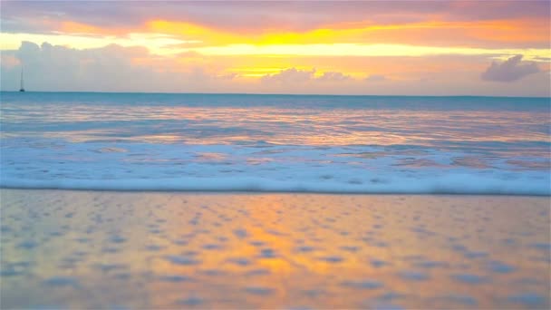 Csodálatos gyönyörű naplemente egy egzotikus karibi strandon — Stock videók