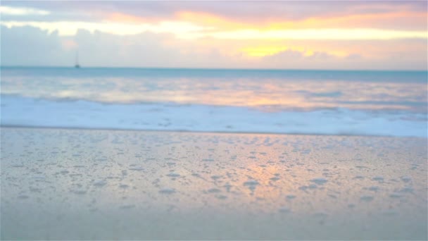 Úžasný krásný západ slunce na exotické karibské pláži — Stock video