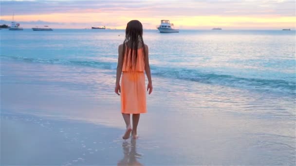 Sihouette van meisje op het strand bij zonsondergang. — Stockvideo