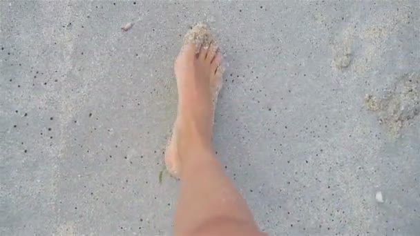 Pies femeninos en la playa de arena blanca . — Vídeo de stock