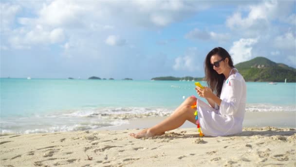 Young woman with phone on tropical beach. — Stock Video