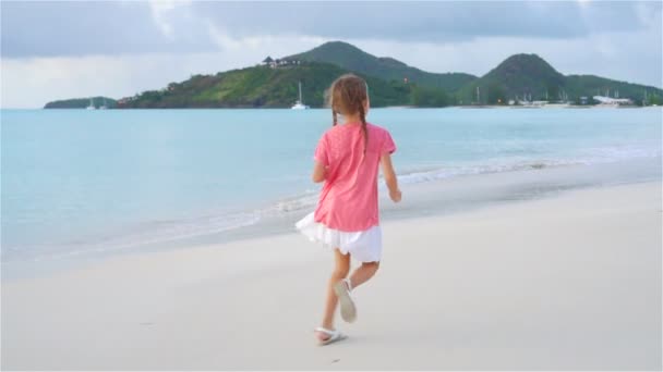 Sihouette 在日落时分漫步在沙滩上的小女孩. — 图库视频影像
