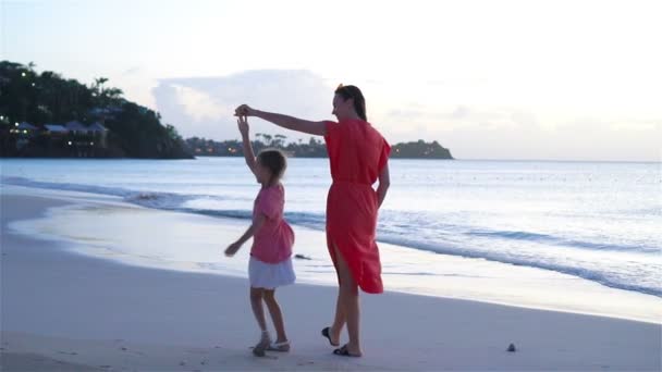 Mooie moeder en dochter op Caribisch strand. — Stockvideo