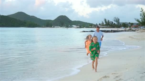 Père et enfants profitant des vacances d'été à la plage — Video