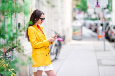 Kadın konuşmak yanında onun smartphone City. İtalyan şehri açık havada genç çekici turist