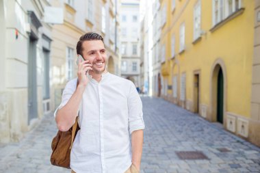 Adam turistik bir şehir haritası ve Avrupa sokakta sırt çantası ile. Beyaz çocuk Avrupa Haritası ile seyir.