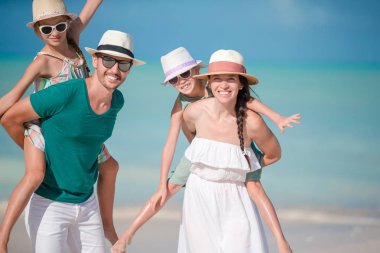 Genç aile tatilde çok eğleniyor.