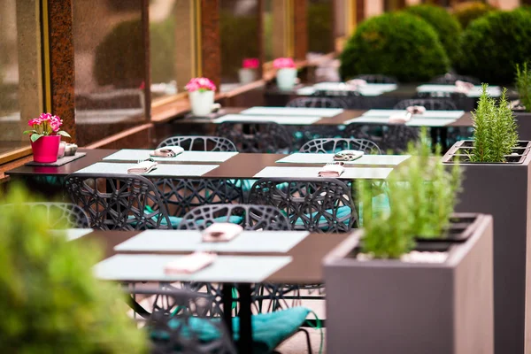 Summer empty open air restaraunt in italian city in Europe. Closeup wineglasses on the table — Stock Photo, Image