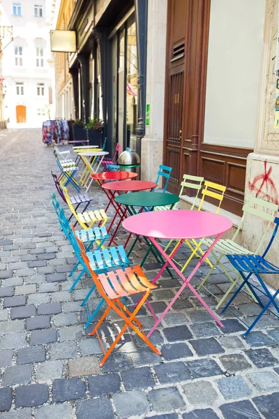 Verano vacío al aire libre restaraunt en la ciudad europea . —  Fotos de Stock