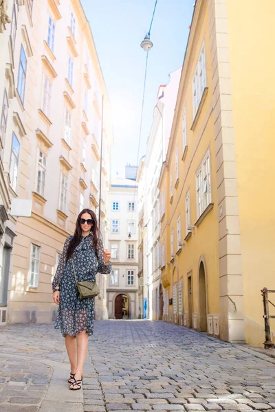Una mujer caminando por la ciudad. Joven turista atractivo al aire libre en la ciudad italiana —  Fotos de Stock