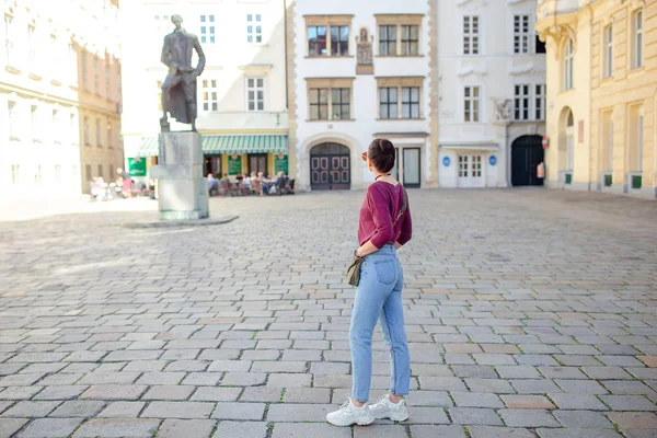 Kobieta spaceru w mieście. Młody atrakcyjny turystycznych na zewnątrz w włoskiego miasta — Zdjęcie stockowe