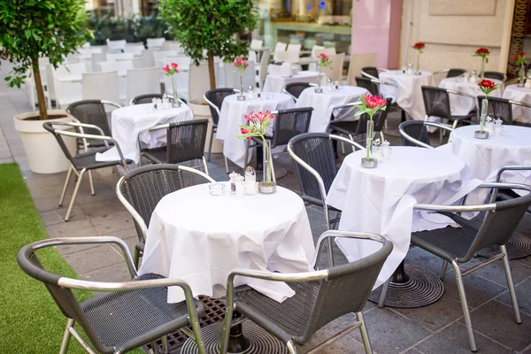 ヨーロッパのイタリアの都市で夏空のオープンエアのレストラン。テーブルの上のクローズ アップの使い捨てからす — ストック写真