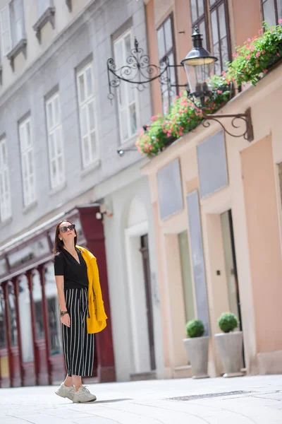 Una mujer caminando por la ciudad. Joven turista atractivo al aire libre en la ciudad italiana —  Fotos de Stock