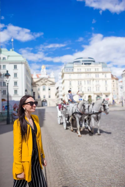 Turysta dziewczyna, ciesząc się jej europejskie wakacje w Wiedniu — Zdjęcie stockowe